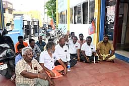 தென்காசி நகராட்சி அலுவலகம் முன் பாஜகவினா் போராட்டம்