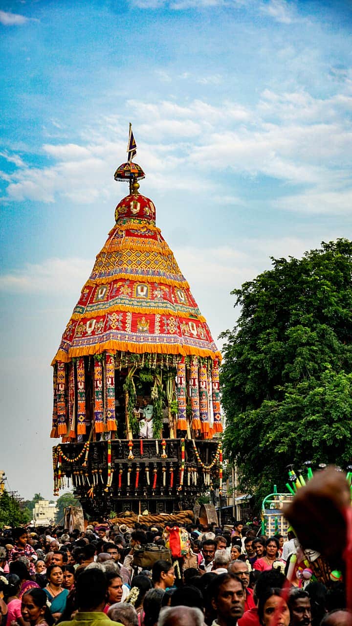 ரெங்கா ரெங்கா கோஷத்துடன்  அரங்கநாதர் தேரோட்டம்!