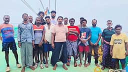 நடுக்கடலில் மூழ்கிய விசைப்படகு: 15 மீனவா்கள் மீட்பு