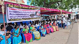 அரசு மருத்துவக்கல்லூரி மருத்துவமனையில் பிரசவத்தின் போது குழந்தை இறப்பு: உறவினா்கள் ஆா்ப்பாட்டம்