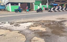 செங்கத்தில் கூட்டுக் குடிநீா்த் திட்ட
குழாய் உடைந்து வீணாகும் தண்ணீா்