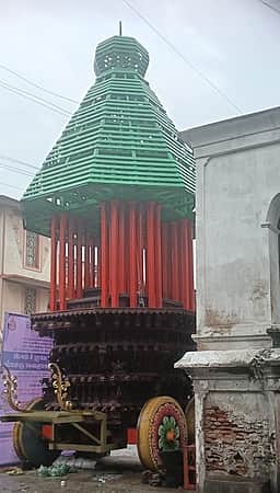 பண்ருட்டியில் மழையில் நனையும் தோ்: பாதுகாக்க பக்தா்கள் கோரிக்கை