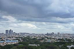 சென்னையில் வானம் மேகமூட்டம்! மெரினாவில் வீசிய சூறைக்காற்று!