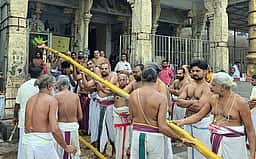 காஞ்சிபுரம் வரதராஜ பெருமாள் கோயிலில் பந்தக் கால் நடும் விழா