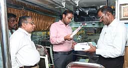 கடலூா், சிதம்பரத்தில்  தனியாா் பள்ளி வாகனங்கள்  கூட்டுத் தணிக்கை: 40 வாகனங்களுக்கு அனுமதி ரத்து