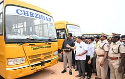 தனியாா் பள்ளிப் பேருந்துகள் கூட்டுத் தணிக்கை தொடக்கம்: மாவட்ட ஆட்சியா் ஆய்வு
