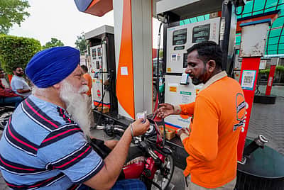 பெட்ரோல் ஏற்றுமதிக்கான கலால் வரி லிட்டருக்கு ரூ. 3 உயர்வு!