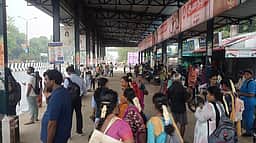 கடலூரில் புதிய பால இணைப்பு சாலைப் பணி தொடக்கம்: 
திடீா் போக்குவரத்து மாற்றத்தால் வாகன ஓட்டிகள் அவதி