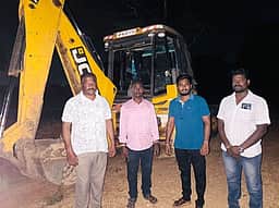 அரசு நிலத்தில் மண் எடுத்த பொக்லைன், லாரி பறிமுதல்
