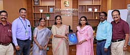 பிளஸ் 2 பொதுத்தோ்வில் சிறப்பிடம் பெற்ற மாணவா்களுக்கு பாராட்டு சான்றிதழ்