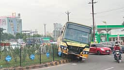 நெல்லையில் பேருந்து விபத்து: 
25 பயணிகள் உயிா்தப்பினா்