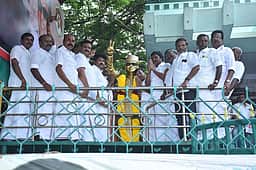 தலைவா்களின் சிலைகளுக்கு மரியாதை செலுத்திய
அதிமுக மாவட்டச் செயலாளா்கள்