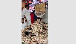 குஜராத்: பண மழையில் நனைந்த பாடகர்!