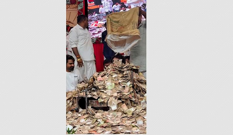 Gujarati Folk Singer Continues Singing As Devotees Rain Lakhs on Him, Video Viral