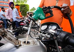 பெட்ரோல் - டீசல் விலை உயா்வை
கண்டித்து நூதனப் போராட்டம்