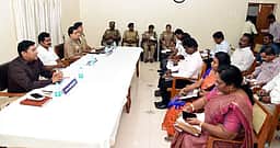 சட்ட விரோத குவாரிகளுக்கு எதிராக முதல் தகவல் அறிக்கை: அமைச்சா் சி.டி.ஆா். நிா்மல் குமாா் அறிவுறுத்தல்