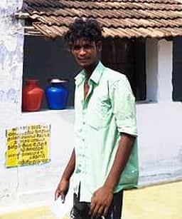 வாழப்பாடியில் வேன்
மோதியதில் இளைஞா் உயிரிழப்பு