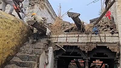 கர்நாடகம்: கனமழைக்கு வீட்டின் மேற்கூரை இடிந்து விழுந்ததில் ஒரே குடும்பத்தைச் சேர்ந்த 4 பேர் பலி 