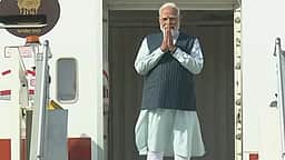 அரபு அமீரகம் புறப்பட்டார் மோடி! 5 நாடுகளுக்கு சுற்றுப் பயணம்!