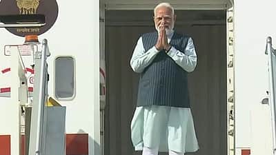 அரபு அமீரகம் புறப்பட்டார் மோடி! 5 நாடுகளுக்கு சுற்றுப் பயணம்!