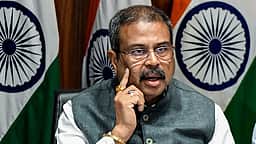 மத்திய கல்வி அமைச்சா் ராஜிநாமா செய்ய வேண்டும்: நீட் வினாத்தாள் விவகாரத்தில் காங்கிரஸ் வலியுறுத்தல்
