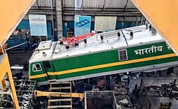 30 அடி உயரத்தில் இருந்து கீழே விழுந்த ரயில் என்ஜின்: இருவா் காயம்