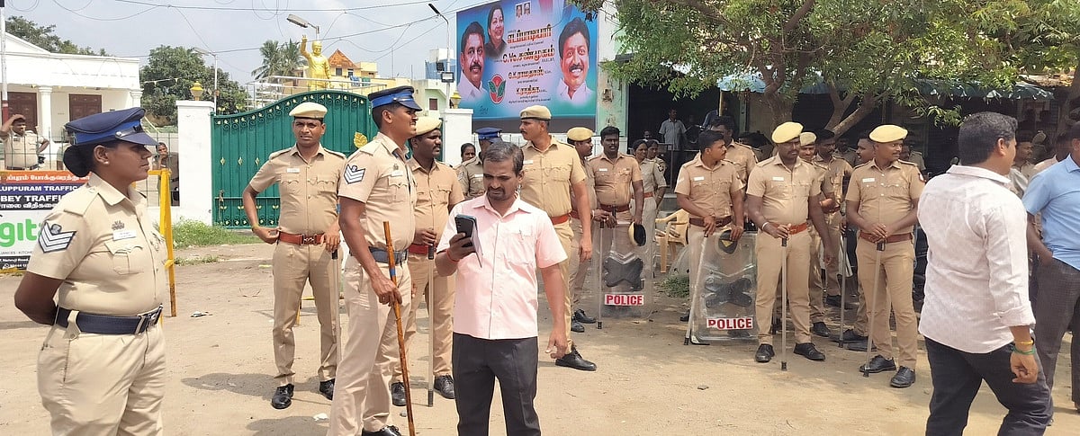 விழுப்புரம் மாவட்ட அதிமுக அலுவலகம் முன் சனிக்கிழமை காலை குவிக்கப்பட்டிருந்த போலீஸாா்.