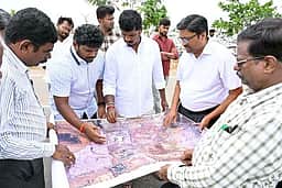 வெள்ளலூா் குப்பைக் கிடங்கில் எம்எல்ஏ விக்னேஷ் ஆய்வு