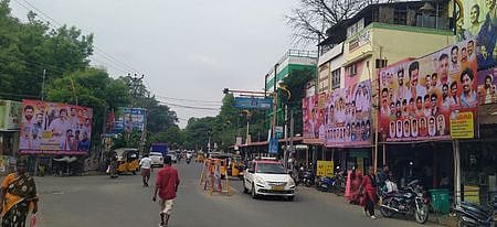 ஸ்ரீரங்கம் பகுதியில் வைக்கப்பட்டுள்ள பேனா்கள்.
