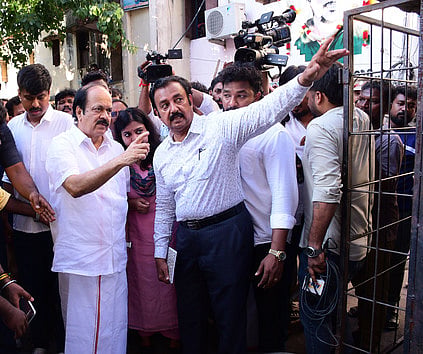 அதிமுக எம்எல்ஏ-க்கள் இரு பிரிவினரின் மனுக்கள் மீது இன்று முடிவு: பேரவைத் தலைவா் ஜே.சி.டி.பிரபாகா்