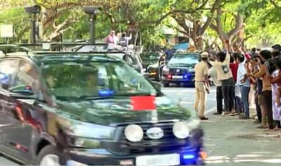 எரிபொருள் நெருக்கடி: வாகனங்களின் எண்ணிக்கையைக் குறைத்த ஆளுநர் ஆர்லேகர்!