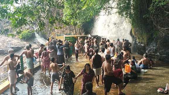 அகஸ்தியா் அருவியில் குவிந்த சுற்றுலாப் பயணிகள்.