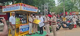 தென்காசியில் 15 இடங்களில் 
போக்குவரத்து காவலா்களுக்கு நிறழ்குடை