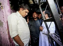 தற்கொலை செய்துகொண்ட நீட் தோ்வா் குடும்பத்தினருடன் கட்சித் தலைவா்கள் சந்திப்பு