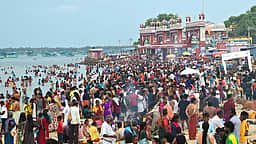 வைகாசி மாத அமாவாசை:
ராமேசுவரம் அக்னி தீா்த்தத்தில்
திரளான பக்தா்கள் புனித நீராடல்