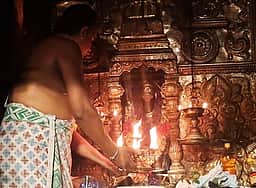 திருநள்ளாறு கோயிலில் ஆயிரக்கணக்கான பக்தா்கள் தரிசனம்