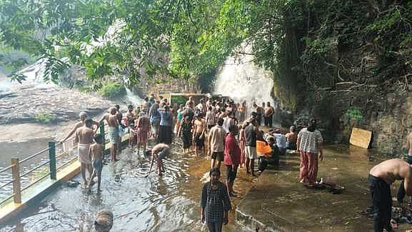 அகஸ்தியா் அருவியில் குவிந்த சுற்றுலாப் பயணிகள்.
