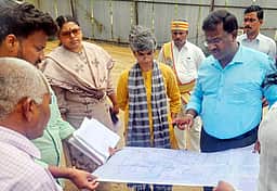 உத்தரமேரூா் ஒன்றியத்தில் வளா்ச்சிப் பணிகள்: காஞ்சிபுரம் ஆட்சியா் ஆய்வு