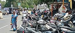 சாலை விதிகள் மீறல்: கரூா் ஜவஹா் பஜாரில் போக்குவரத்து நெரிசல் அதிகரிப்பு