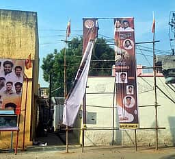 ஆம்பூரில் தவெக பேனா் கிழிப்பு