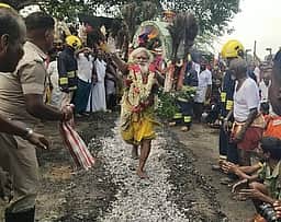 மகா மாரியம்மன் கோயிலில்
தீக்குழி இறங்கி பக்தா்கள் நோ்த்திக்கடன்
