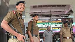 பயணி தவறவிட்ட தங்க நகைகளை மீட்டுக் கொடுத்த ரயில்வே போலீஸாா்