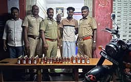 புதுச்சேரி மதுப் புட்டிகள் கடத்தல்:
இளைஞா் கைது