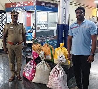 ரயில் நிலையத்தில் கேட்பாரற்றுக் கிடந்த 6 மூட்டை ரேஷன் அரிசி பறிமுதல்