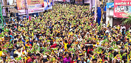 மணப்பாறையில் 25,000-க்கும் மேற்பட்ட பக்தா்கள் பால்குடம் எடுத்து நோ்த்திக்கடன்