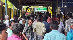 அரசு கடைகள் மூடல் எதிரொலி!
தனியாா் மதுக் கடையில் குவிந்த மதுப் பிரியா்கள்!