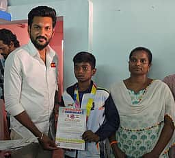 சிலம்பம் போட்டியில் தங்கம் வென்ற மாணவருக்கு ரூ.50,000 ஊக்கத்தொகை