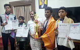 சா்வதேச சிலம்பாட்டப் போட்டியில் முதலிடம் பெற்றவா்களுக்கு உத்தரமேரூா் எம்எல்ஏ பாராட்டு