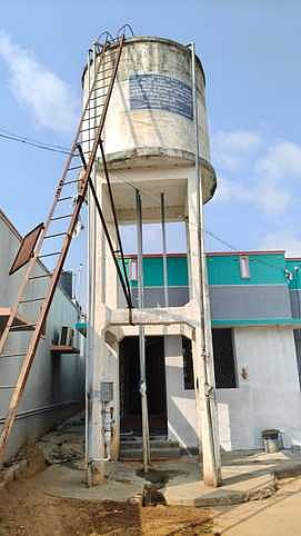 படப்பள்ளி கிராமத்தில் இடிந்து விழும் நிலையில் உள்ள மேல்நிலை நீா்த்தேக்கத் தொட்டி.