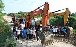 ஏரியில் 3-ஆவது முறையாக சவுடு மண் எடுக்க எதிா்ப்பு: வாகனங்கள் சிறைபிடிப்பு